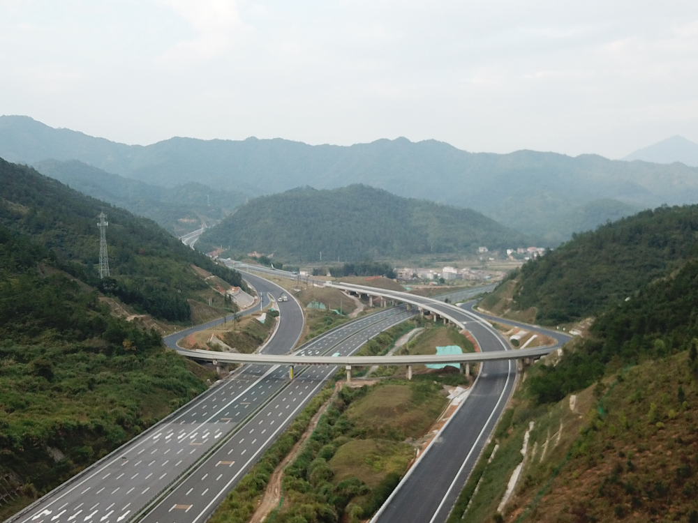 9.“两纵一横”公路网.jpg