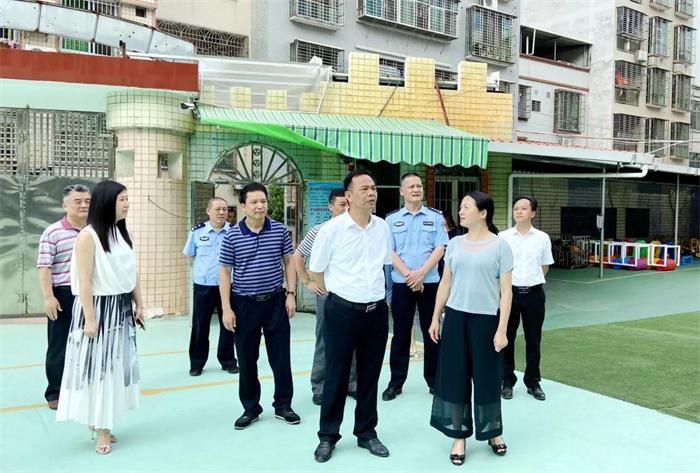 首页>政务公开>连平新闻> 县长林文泉一行先后到惠化中学,县教育示范